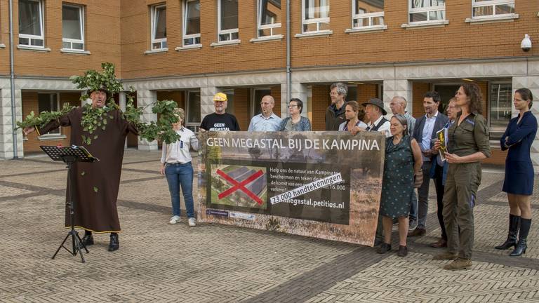 Er is al diverse keren geprotesteerd tegen de plannen van de varkensboer (foto: Natuurmonumenten).