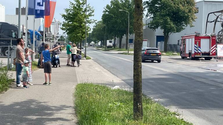 Het opruimen van de brand trekt veel bekijks (foto: Imke van de Laar).