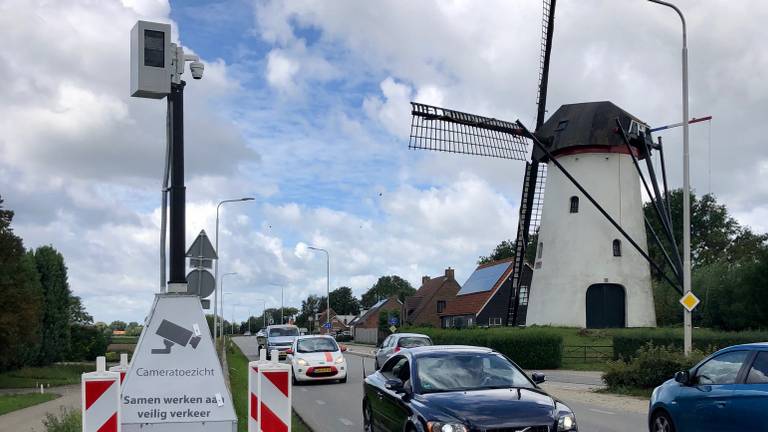 De mobiele flitskast brengt tijdelijk rust in Heense Molen (foto: Erik Peeters).