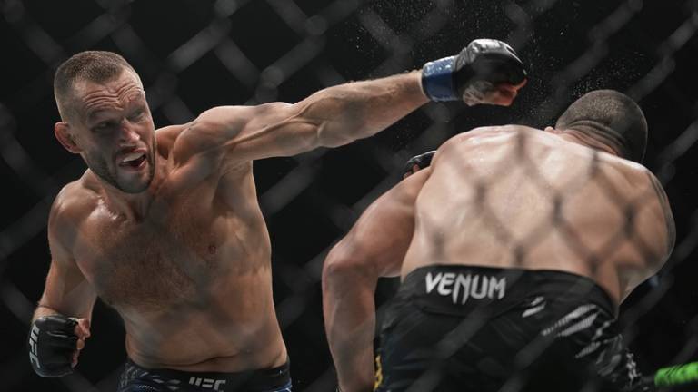 Reinier de Ridder (links) in duel met Robert Whittaker in Abu Dhabi (foto: ANP 2025/Fatima Shbair).