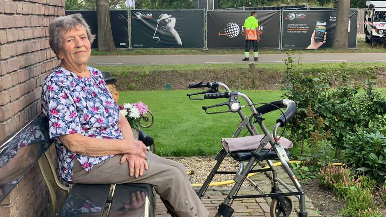 Tiny (90) kijkt vanuit voortuin op golftoernooi: 'Veel kwallen gezien'