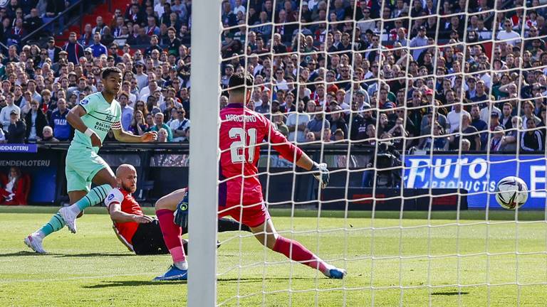 Cody Gakpo scoort de 1-0 tegen Feyenoord (Foto: ANP)