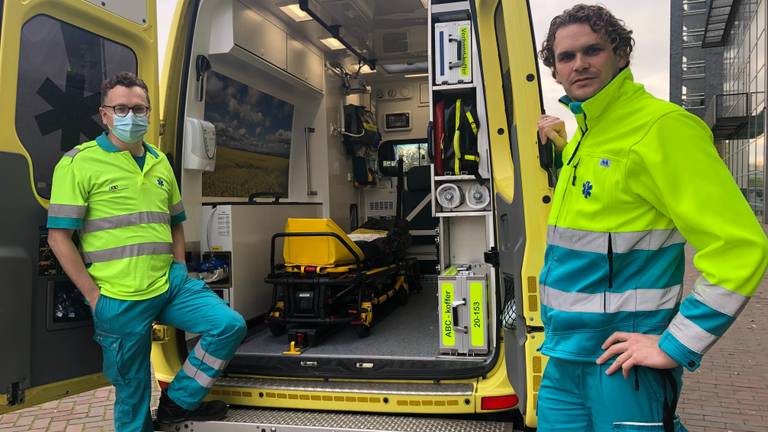 Ambulancewerkers Arie de Fijter (42, links) (en Vincent van der Dussen (43, rechts) in hun post in Waalwijk.