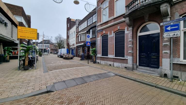 Het bewuste punt waar je niet in mag op de Nieuwlandstraat Foto: Collin Beijk.