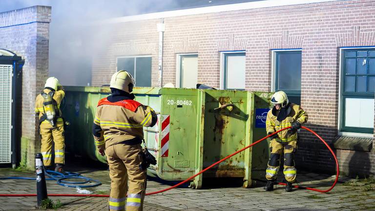  De brandweer in actie bij de container in Oss (foto: Gabor Heeres/SQ Vision). 