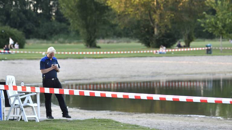 De Asterdplas is afgesloten, beveiligers houden eventuele zwemmers tegen. Foto: Erald van der Aa.