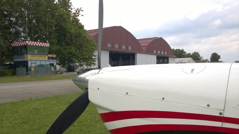 Atterraggio all'aeroporto di Brezzo vicino a Milano (Foto: Jean-Paul Sabalroll).