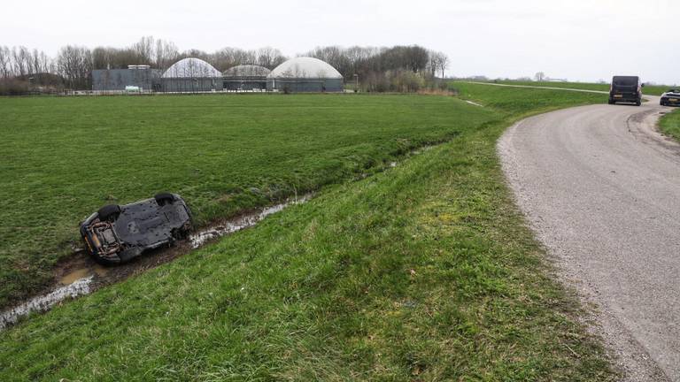 De auto belandde in de sloot (foto: Gabor Heeres/SQ Vision).