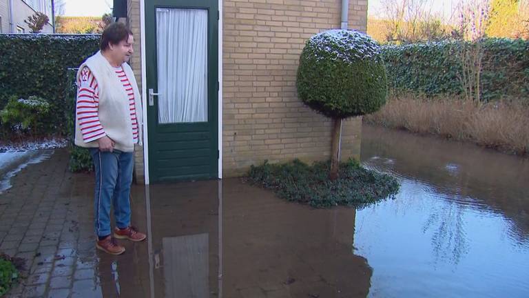 Tuin van Yvonne beschadigd na gesprongen leiding: 'De vissen ben ik kwijt'