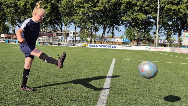 Op het voetbalveld van GRC 14 in Giessen is Norah helemaal in haar element (foto: Niek de Bruijn).