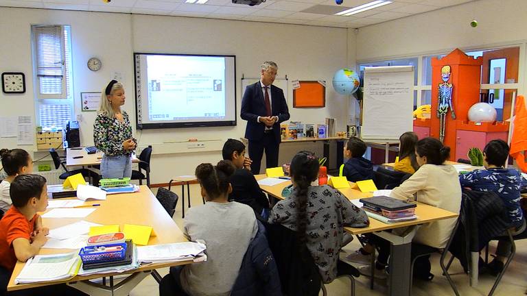 Minister Slob kwam bij juf Daisy langs om met de kinderen te praten. 