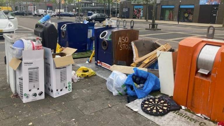 Grote bergen afval die naast een afvalcontainer op straat worden gedumpt (foto: Joep Gersjes).