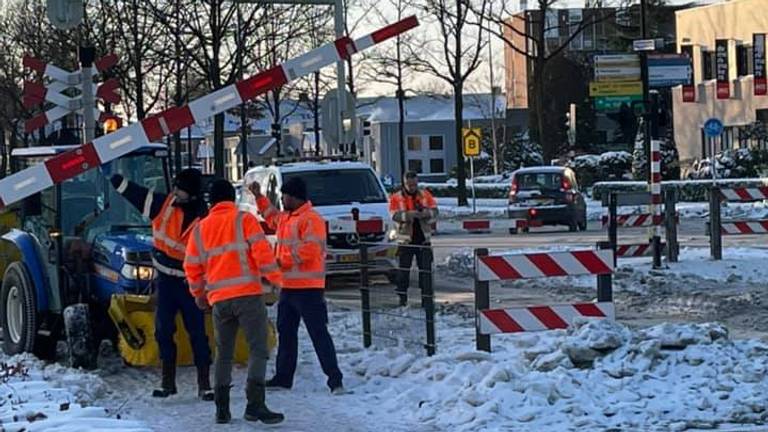 Strooiwagen komt vast te zitten bij spoorwegovergang en zorgt voor verkeerschaos