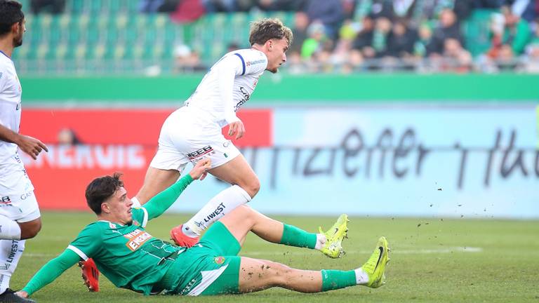 Dennis Kaygin, liggend op de grond, in dienst van SK Rapid. (Foto: ANP, Thomas Pichler)