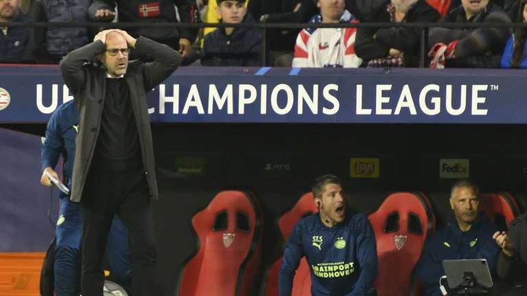 Peter Bosz tijdens de Champions League confrontatie tegen Sevilla (foto: ANP).