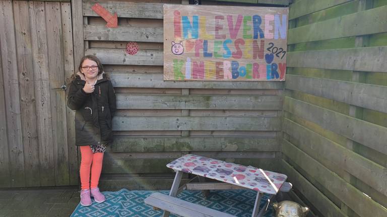 Fay bij haar inleverpunt voor lege flessen (foto: eigen collectie)