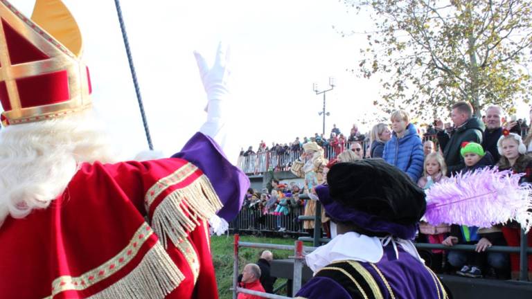 Sinterklaas en zijn Pieten worden welkom geheten op de Bergse Brug (foto: Sint Nicolaas Comité Geertruidenberg en Raamsdonksveer).