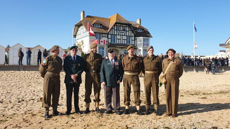 Roland Heddes (meest rechtste soldaat op de foto), met zijn re-enactment vereniging bij het Canadese huis (foto: Roland Heddes). 