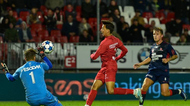 Anass Ahannach maakt de 1-0 tegen Helmond Sport. (Foto: OrangePictures)