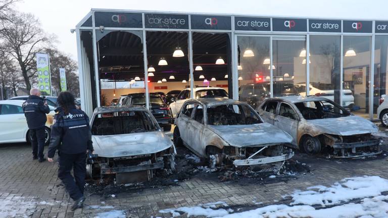 Negen auto's beschadigd bij brand showroom: 'We bekijken of er iets speelt'