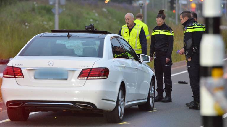 De bestuurder van de auto werd na de aanrijding aangehouden (foto: Perry Roovers).