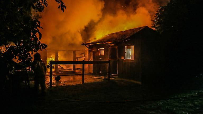 De vlammen grepen snel om zich heen in Bakel (foto: Harrie Grijseels/SQ Vision).