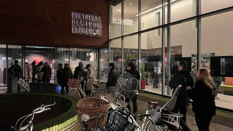 In de rij voor een 'prullenbakvaccin' (foto: Omroep Brabant) 