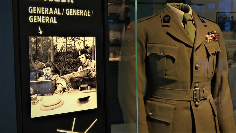 Het uniform van generaal Maczek (foto: Raoul Cartens).
