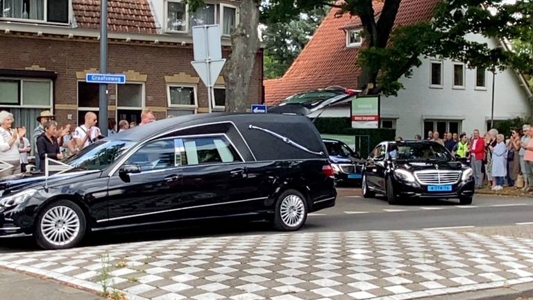 Eindeloos applaus bij afscheid Peter Stolzenbach