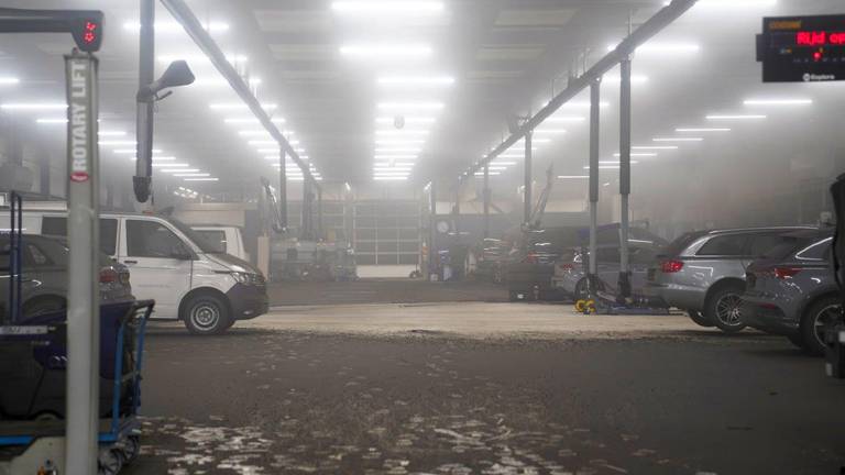 'Miljoenen euro's schade' na brand bij autobedrijf	