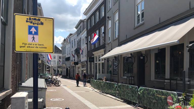 Een aantal smalle straten in de binnenstad van Den Bosch zijn eenrichtingverkeer geworden (Foto: Imke van de Laar) 