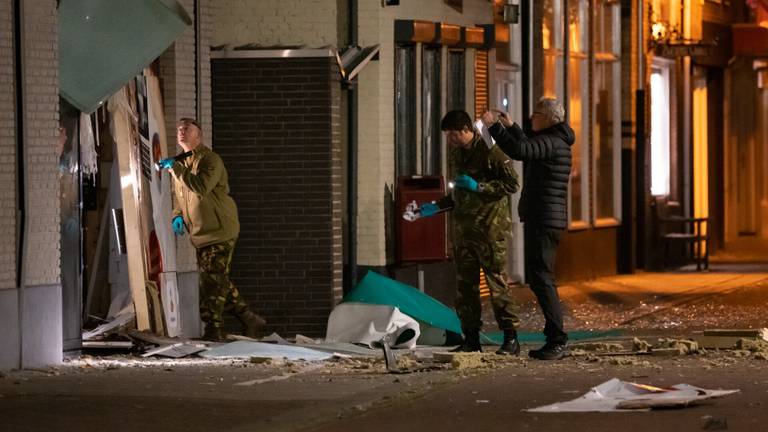 Onderzoek bij de ontplofte geldautomaat in Kaatsheuvel (foto: Iwan van Dun/SQ Vision).