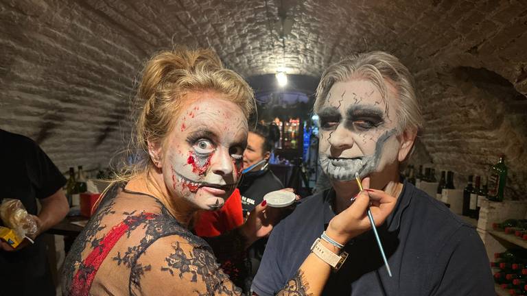 Twee 'griezels' bereiden zich voor op het spektakel (foto: Floortje Steigenga).