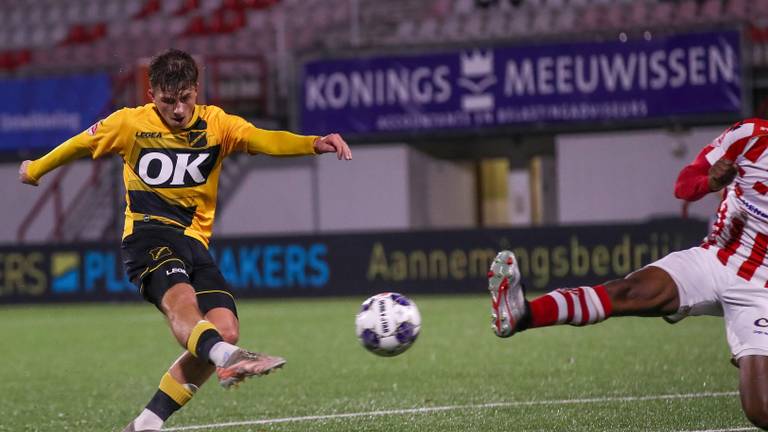 NAC-speler Boris van Schuppen in actie tegen TOP Oss.