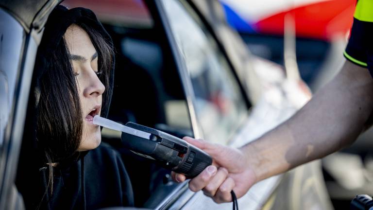 De politie neemt een blaastest af bij een automobilist (foto: ANP).