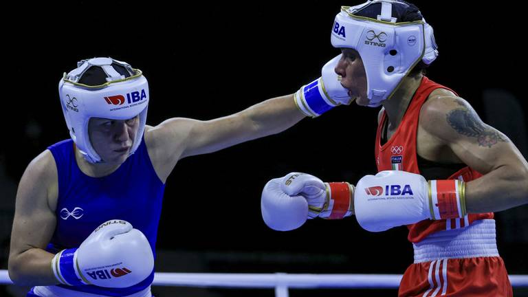 Chelsey Heijnen (l.) door naar halve finale (Foto: ANP)