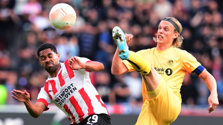 Mwene in duel met een speler van Bodo/Glimt (Foto: ANP)