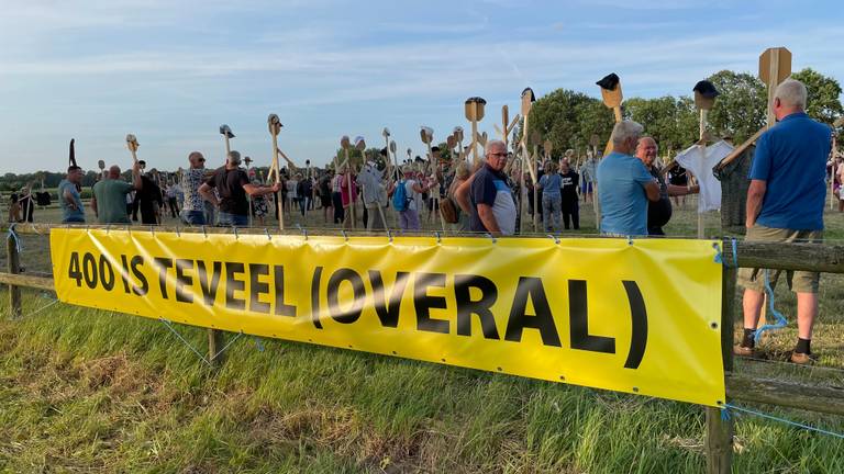 Inwoners uit Vrilkhoven en omstreken protesteeden eerder tegen de komst van een hotel voor 400 arbeidsmigranten (foto: Megan Hanegraaf).