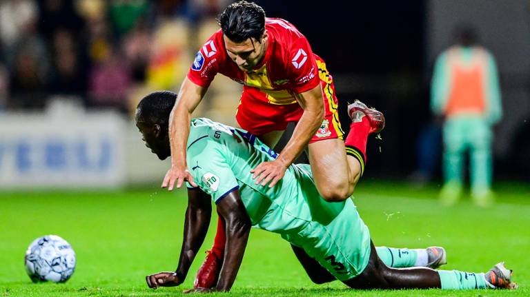 PSV'er Jordan Teze in duel met Giannis Botos van Go Ahead Eagles (foto: ANP 2021/Olaf Kraak). 