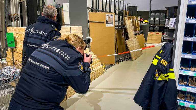 Kindje gewond door stellingkast die omvalt in bouwmarkt