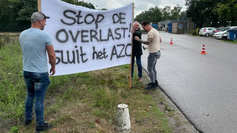 Demonstranten bij de poort van het azc (foto: Alice van der Plas).