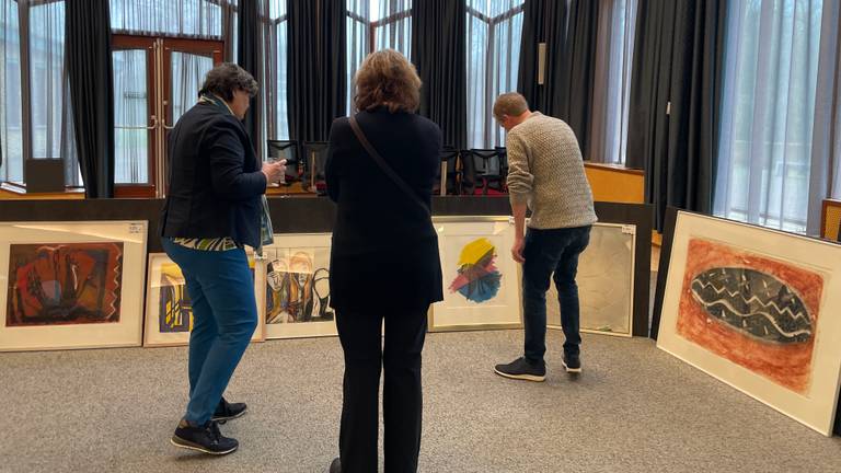 Bezoekers bekijken de kunstwerken (foto: René van Hoof).