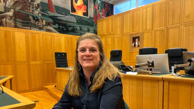 Ria helpt mensen met geldproblemen die voor de rechter moeten komen  (foto: Megan Hanegraaf).