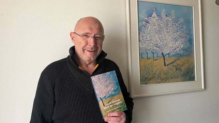 Theo schilderde het schilderij op de kaft van zijn boek tijdens de donkerste periode van zijn leven (foto: Megan Hanegraaf).