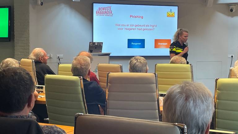 Femke Slaats geeft uitleg over oplichting (foto: René van Hoof)