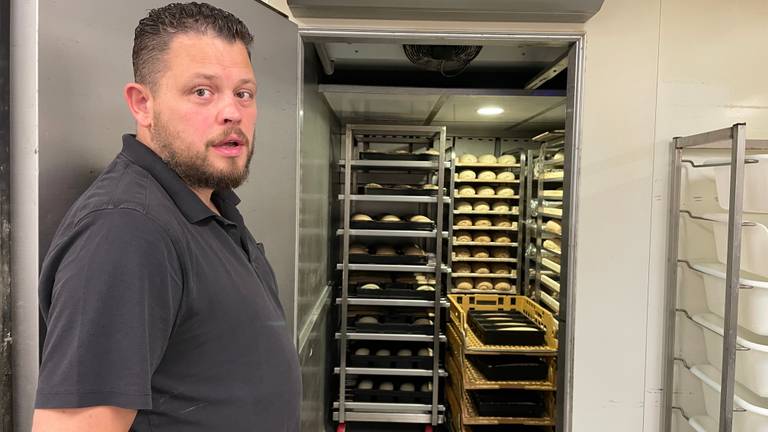 Koen Renders bij de ovens (foto: René van Hoof)