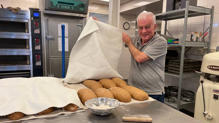 Wim Vollenberg in de bakkerij (foto: René van Hoof).