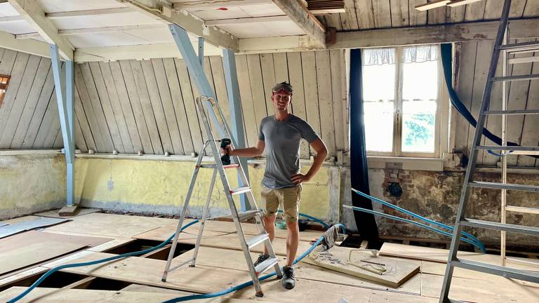 Rudy op zijn zolder (foto: Raymond Merkx).