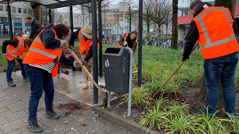 Opruimwerkzaamheden na de rellen in Eindhoven (foto: Eva de Schipper).