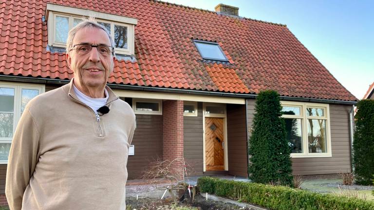 Gerard van Vugt bij zijn watersnoodhuisje in Terheijden (foto: Erik Peeters)